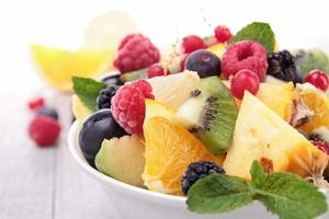 salada de frutas e frutas foto