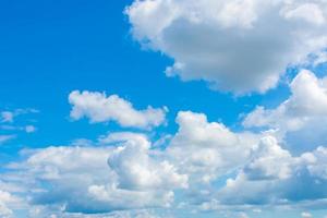 céu azul com lindas nuvens foto