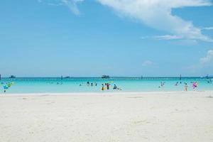 turistas apreciando o mar e céu claro em koh larn, pattaya, tailândia. foto