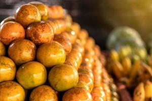 uma pilha de laranjas dispostas para venda no mercado. foto