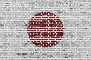 bandeira do japão pintada em uma parede de tijolos foto