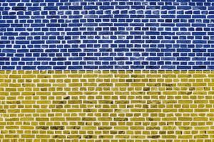 bandeira da ucrânia pintada em uma parede de tijolos foto