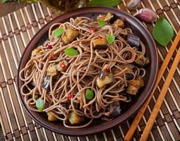 macarrão soba com berinjela em molho agridoce foto