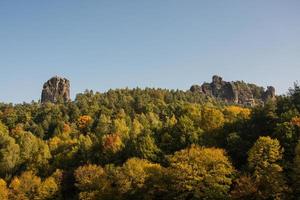 paisagem nas montanhas no parque nacional da suíça tcheca, floresta de pinheiros e rochas foto