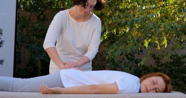 mulher faz massagem tradicional chinesa ao ar livre no jardim de verão foto