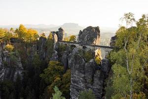 paisagem de outono com montanhas e ponte bastei foto