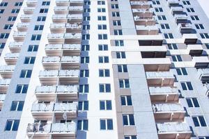 novos edifícios brancos e céu azul foto