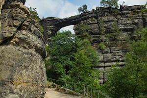 paisagem nas montanhas no parque nacional da suíça tcheca, floresta de pinheiros e rochas foto