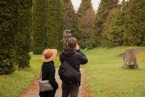 casal de turistas andando se divertindo no parque outono foto