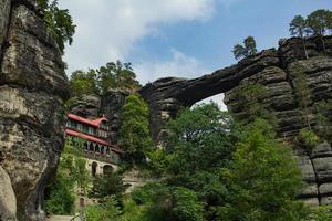 paisagem nas montanhas no parque nacional da suíça tcheca, floresta de pinheiros e rochas foto