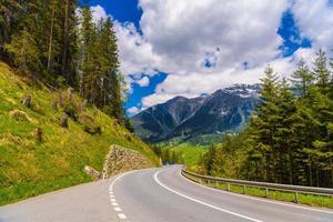 estrada entre montanhas alpes, klosters-serneus, davos, graubuenden foto