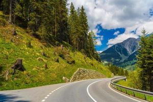 estrada entre montanhas alpes, klosters-serneus, davos, graubuenden foto