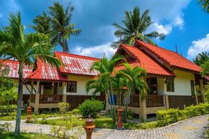 bangalôs com telhado vermelho, praia de haad yao, ilha de koh phangan, sur foto
