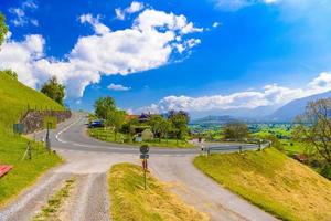 estrada curva na vila dos Alpes, grabs, werdenberg, st. galen, sacana foto