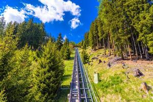 estrada funicular na floresta dos alpes, davos, graubuenden, suíça. foto