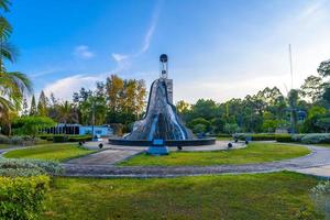 cidade de krabi, tailândia, monumento abstrato no parque. foto