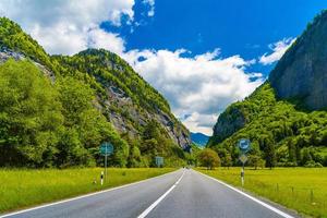 estrada entre montanhas alpes, klosters-serneus, davos, graubuenden foto
