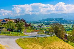 estrada curva na vila dos Alpes, grabs, werdenberg, st. galen, sacana foto