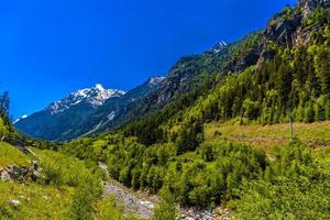 rio de montanha nas montanhas dos Alpes suíços, sankt niklaus, visp, wal foto