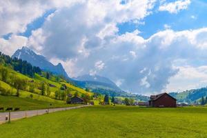 estrada rural na vila, alt sankt johann, sankt gallen, swi foto