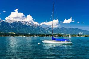 veleiros no lago Thun, Thunersee, Berna, Suíça foto