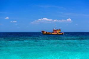 navio de balsa laranja no mar azul, praia de loh moo dee, phi phi don, foto