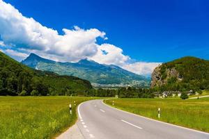 estrada entre as montanhas dos Alpes, Vaduz, Oberland, Liechtenstein. foto