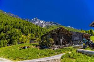 casa abandonada e trator nos Alpes Suíços, Randa, Visp, Wallis, foto