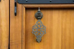 close-up da velha porta de madeira com detalhes de metal foto