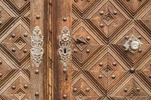 close-up da velha porta de madeira vintage com móveis de metal foto