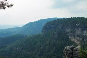 paisagem nas montanhas no parque nacional da suíça tcheca, floresta de pinheiros e rochas foto