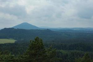 paisagem nas montanhas no parque nacional da suíça tcheca, floresta de pinheiros e rochas foto