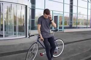 homem ciclista montando bicicleta retrô esporte engrenagem fixa. foto