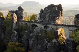 paisagem de outono com montanhas e ponte bastei foto