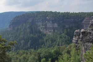 paisagem nas montanhas no parque nacional da suíça tcheca, floresta de pinheiros e rochas foto