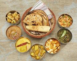 grupo de comida indiana ou thali do norte da Índia