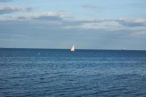 paisagem minimalista com barco à vela foto