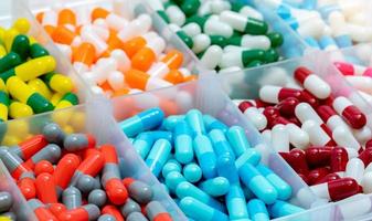 pílula de cápsulas coloridas em caixa de plástico. indústria farmacêutica. produtos de farmácia. interações medicamentosas. fundo de saúde e medicina. cor brilhante de pílulas de cápsulas na bandeja de plástico. foto