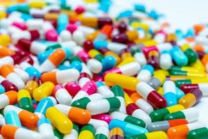 foco seletivo em pílulas de cápsulas antibióticas multicoloridas. conceito de resistência a antibióticos. pilha de pílulas de cápsulas coloridas. indústria farmacêutica. fármaco antimicrobiano para tratamento de infecção. foto