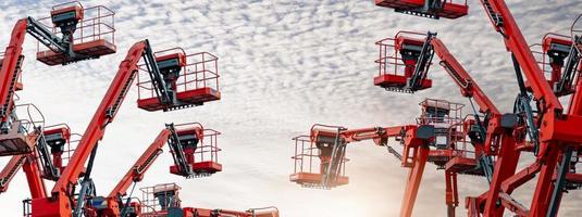 elevação de lança articulada. plataforma de elevação aérea. elevador de lança telescópica contra o céu azul. guindaste de construção móvel para aluguel e venda. manutenção e reparo serviço de elevador de lança hidráulica. concessionária de guindastes. foto