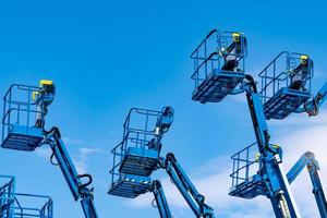 elevação de lança articulada. plataforma de elevação aérea. elevador de lança telescópica contra o céu azul. guindaste de construção móvel para aluguel e venda. manutenção e reparo serviço de elevador de lança hidráulica. concessionária de guindastes. foto