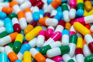 foco seletivo na pilha de comprimidos de cápsulas antibióticas. conceito de resistência a antibióticos. pílulas de cápsulas coloridas. indústria farmacêutica. fundo de saúde e medicina. conceito farmacêutico.