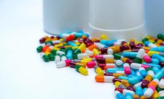 foco seletivo em pílulas de cápsulas antibióticas coloridas na garrafa de plástico desfocada. conceito de resistência a antibióticos. indústria farmacêutica. saúde e medicina. fabricação farmacêutica. foto