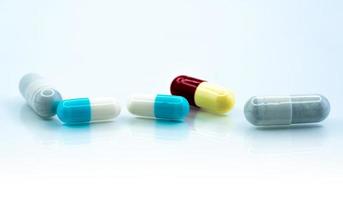 pílulas de cápsulas coloridas sobre fundo branco. indústria farmacêutica. interação fitoterápica com outra droga. farmacêutica. conceito de farmácia de farmácia. pílulas cápsulas azuis, brancas, vermelhas e amarelas. foto