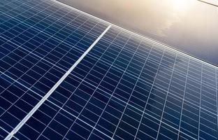 painéis solares ou módulo fotovoltaico. energia solar para energia verde. recursos sustentáveis. energia renovável. tecnologia limpa. painéis de células solares usam a luz do sol como fonte para gerar eletricidade.