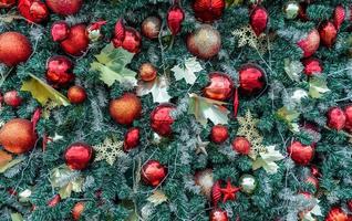 feche a decoração da árvore de natal com bola vermelha, bola de ouro, floco de neve dourado, estrela vermelha. fundo de natal. fundo de férias de natal e feliz ano novo.