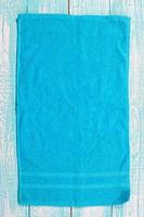 vista superior da toalha azul na placa de madeira azul fechar o espaço da cópia. guardanapo macio azul close up foto