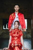 feliz jovem casal asiático em vestidos tradicionais chineses foto