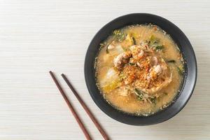 sopa sukiyaki com carne de porco em estilo tailandês foto