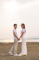 feliz jovem casal asiático na camiseta dos noivos foto